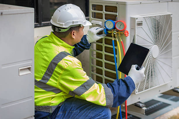 Professional Hvac technician working in Lindenhurst, IL